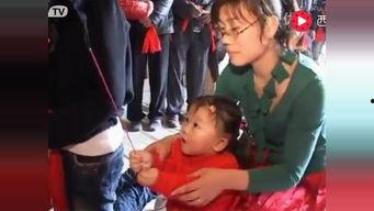 一个小孩上大人的视频,小孩模仿大人日常生活的趣味瞬间